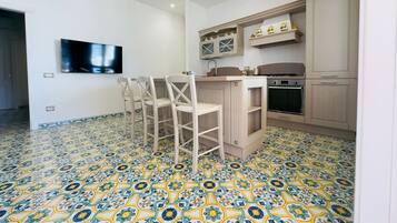 Luxury House, 2 Bedrooms, Roll-in Shower, Kitchen | Dining