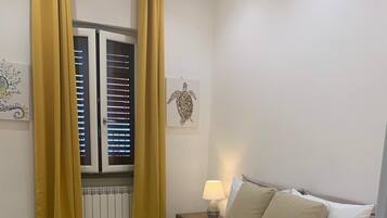 Luxury House, 2 Bedrooms, Roll-in Shower, Kitchen | Blackout curtains, iron/ironing board, free WiFi