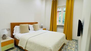 Luxury House, 2 Bedrooms, Roll-in Shower, Kitchen | Blackout curtains, iron/ironing board, free WiFi