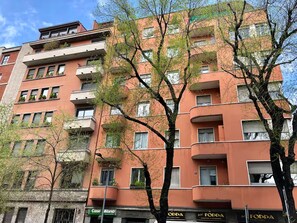 A multi-story building with balconies, some with plants. - Tropical Chic Flat Near the Centre, 15 minutes to Duomo (Milano)