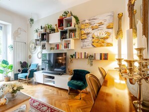 TV connectée, lecteur de DVD, livres