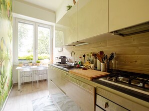 Réfrigérateur, micro-ondes, plaque de cuisson, lave-vaisselle