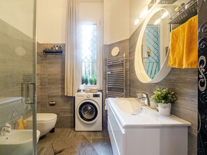 Sèche-cheveux, bidet, serviettes fournies, savon