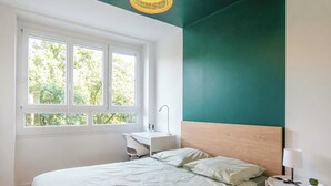 A bedroom with a bed, a desk, and a window. - Private Room in a Shared Apartment - Bron (Bron)