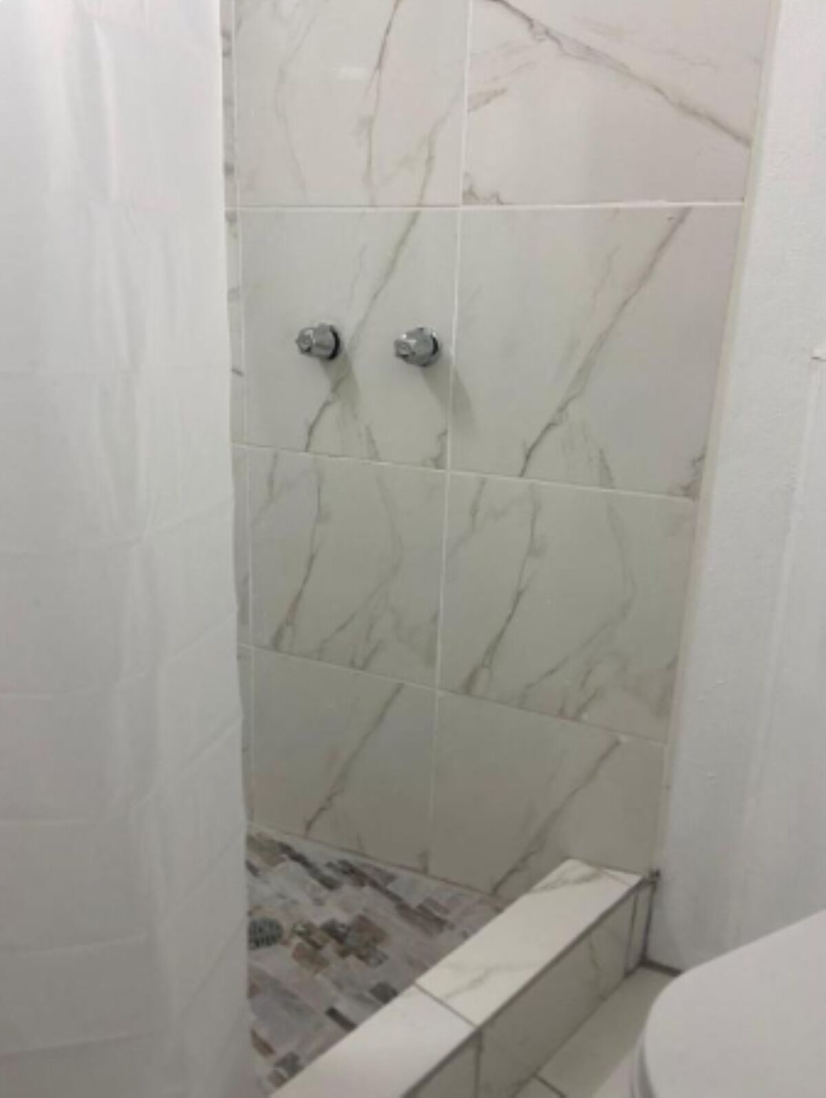 Classic Studio | Bathroom | Free toiletries, towels, soap, shampoo