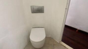 Classic Studio | Bathroom | Free toiletries, towels, soap, shampoo