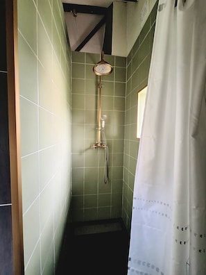 Shower, hair dryer, towels, soap - In the heart of the Calvados, near the D-day beaches, detached house with garden (Lison)