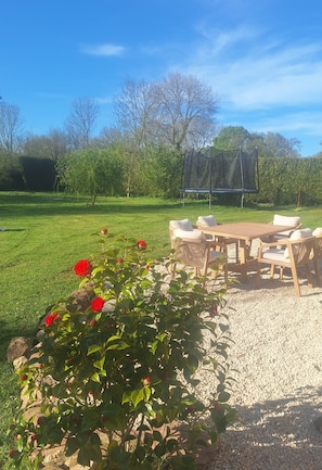 Outdoor dining - In the heart of the Calvados, near the D-day beaches, detached house with garden (Lison)
