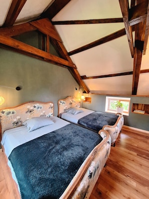 WiFi, bed sheets - In the heart of the Calvados, near the D-day beaches, detached house with garden (Lison)