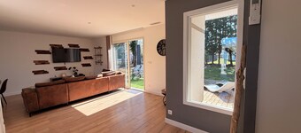 House with swimming pool, ideal for vacations & professional stays.
