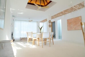 Studio Classique, vue jardin | Restauration