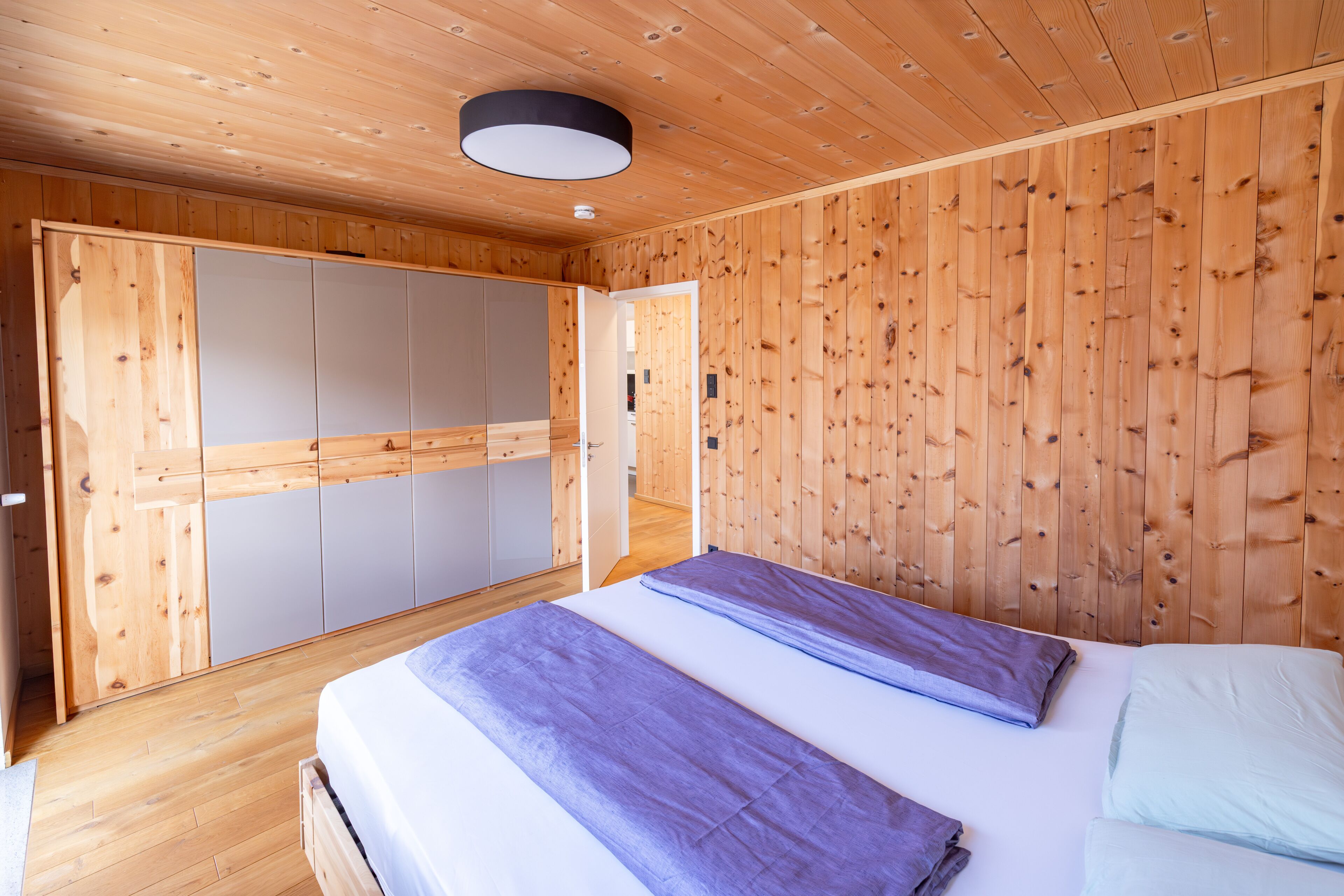 2 bedrooms, desk, iron/ironing board, WiFi