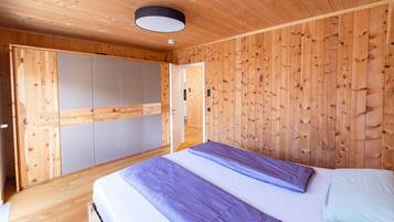 2 bedrooms, desk, iron/ironing board, WiFi