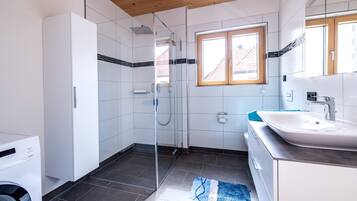 Dusche, Haartrockner, Handtücher, Seife