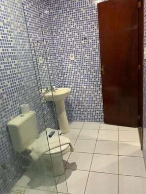 Shower, towels, toilet paper - Hotel Sambaquis (São Luís)
