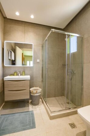 Bathroom - Sunrise Apartments (Karpathos)