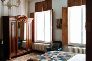 Free WiFi, bed sheets - La Petite Foret | Room(s) in Historic Townhouse by the Burg in Bruges | Multiple Ensuite Units | Up to 8 Guests (Brugge)