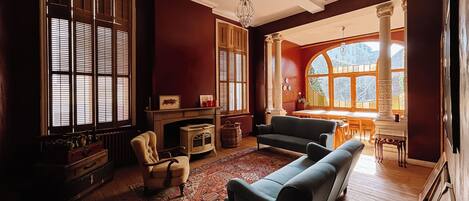 Smart TV, fireplace