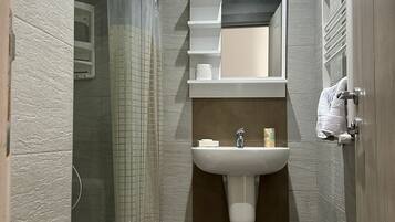 Appartement Penthouse Deluxe, vue sur la mer | Salle de bain | Articles de toilette (gratuits), savon, shampooing, papier de toilette