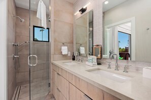 Shower, towels - Oceanside Retreat – Fabulous 3BD + 2 Dens, Townhome in Oceanside (Oceanside)