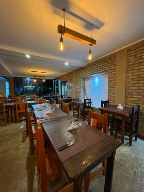 Basic Double or Twin Room | Dining - hotel la familia (Puerto Iguazu)
