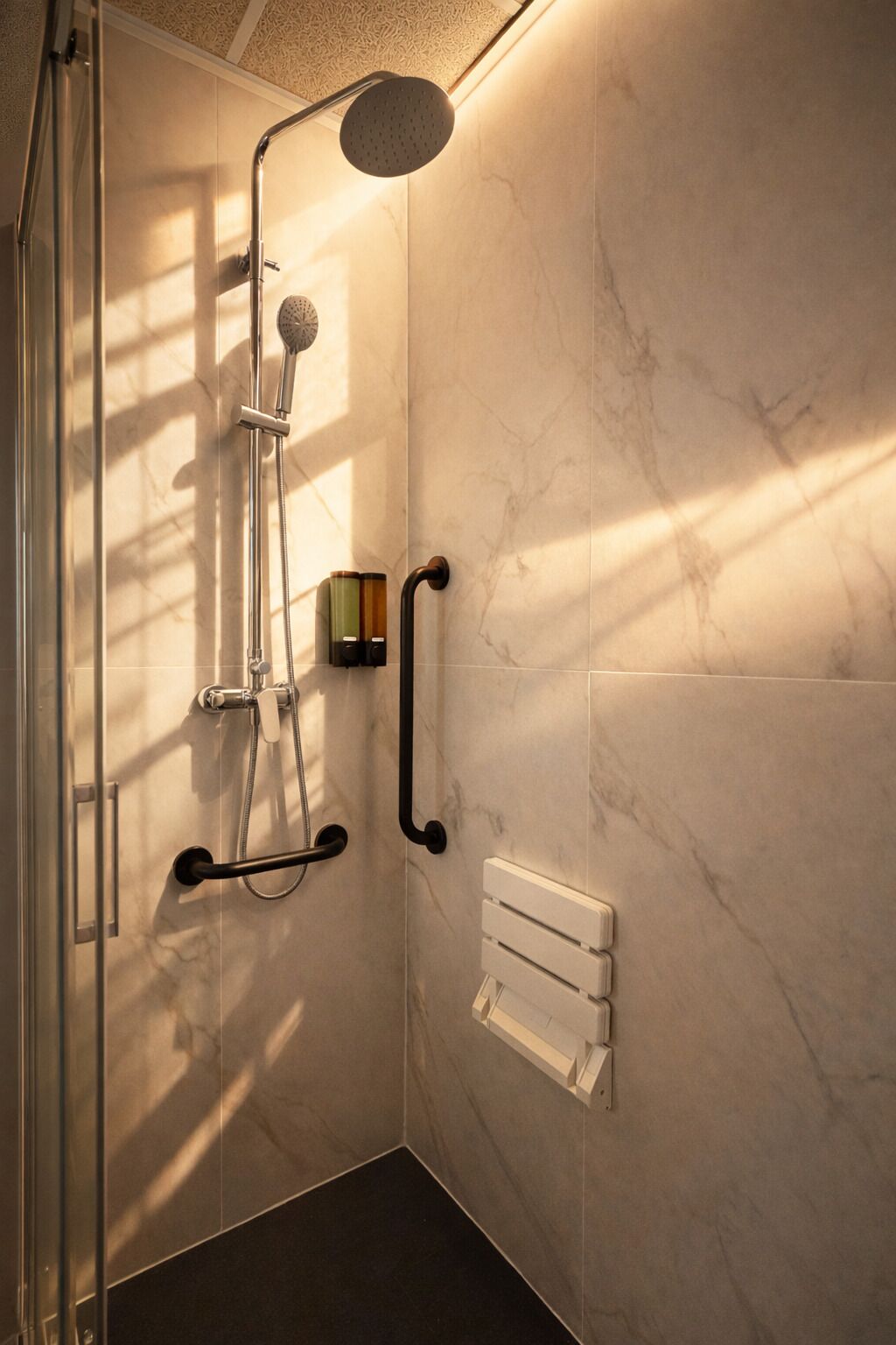 Une douche équipée d’un pommeau de douche à main, d’un robinet mural et d’un pommeau de douche à main.