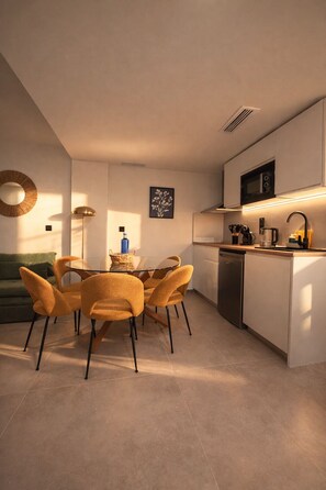 Family Studio | Dining