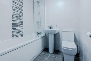 Bathroom - Spacious & Modern - 3 Bedroom - Gated - Free Parking - Jewellery Quarter (Birmingham)