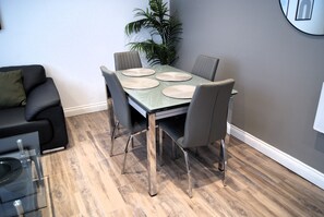 Dining - Spacious & Modern - 3 Bedroom - Gated - Free Parking - Jewellery Quarter (Birmingham)