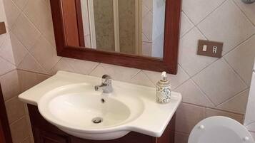 Dusche, Haartrockner, Bidet, Handtücher