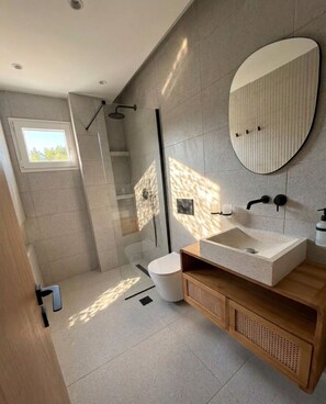 Shower, hair dryer, towels, soap - Grandpa’s Corfu – Comfort Stay for Families & Couples (Pelekito Corfu)