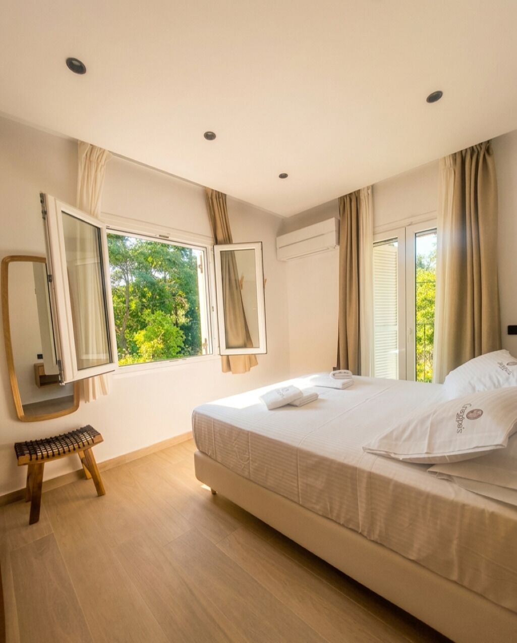 2 habitaciones, escritorio, tabla de planchar con plancha y wifi gratis 