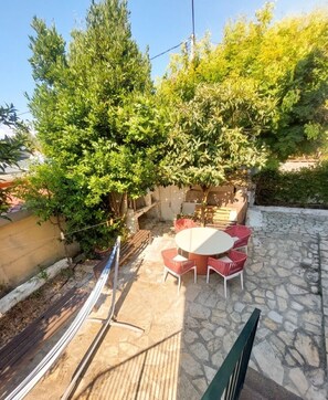 Outdoor dining - Grandpa’s Corfu – Comfort Stay for Families & Couples (Pelekito Corfu)