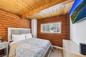 Iron/ironing board, free WiFi, bed sheets - Twin Peaks Cabin: Air Conditioning, BBQ, Pets (South Lake Tahoe)