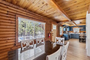 Dining - Twin Peaks Cabin: Air Conditioning, BBQ, Pets (South Lake Tahoe)