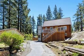 Exterior - Twin Peaks Cabin: Air Conditioning, BBQ, Pets (South Lake Tahoe)
