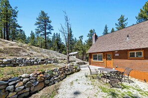 Outdoor dining - Twin Peaks Cabin: Air Conditioning, BBQ, Pets (South Lake Tahoe)