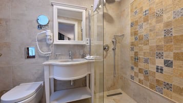 Douche, sèche-cheveux, chaussons, serviettes fournies