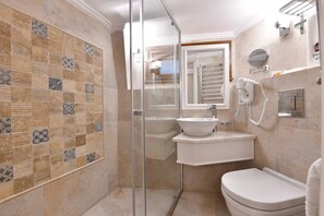 Douche, sèche-cheveux, chaussons, serviettes fournies