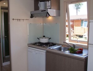 Mobile Home | Private kitchen - Beach Escape With Pool Access (Hyères)