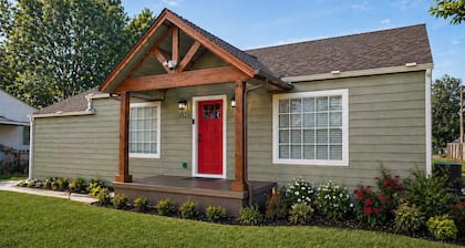 The Pinewood House | Near USAO + Close to Downtown