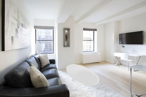 Manhattan 1 Bedroom Apartment High-Rise with Work Desk