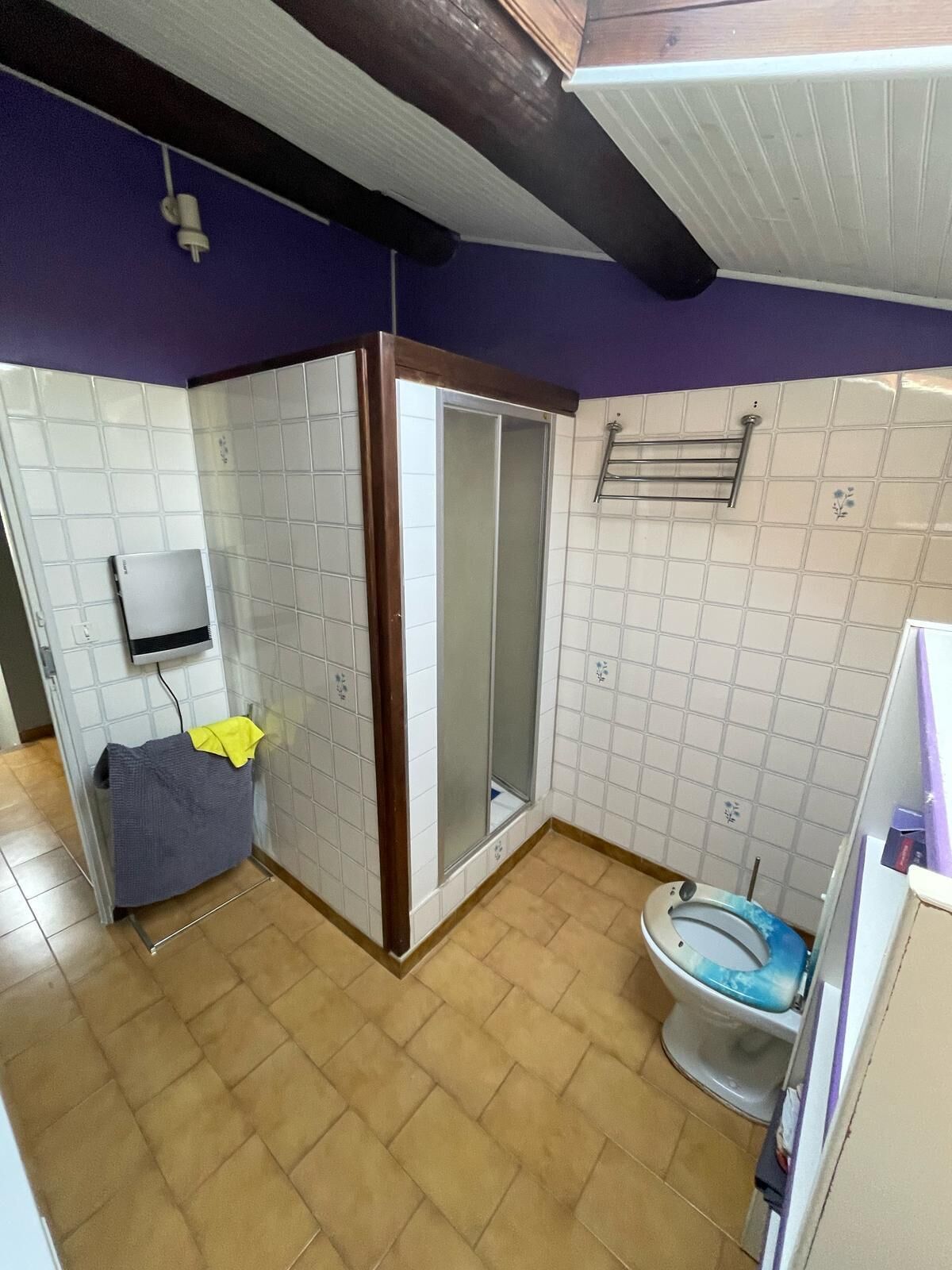 Haartrockner, Handtücher, Seife, Toilettenpapier