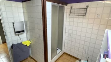 Haartrockner, Handtücher, Seife, Toilettenpapier
