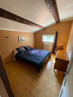 2 bedrooms, travel crib, free WiFi, bed sheets