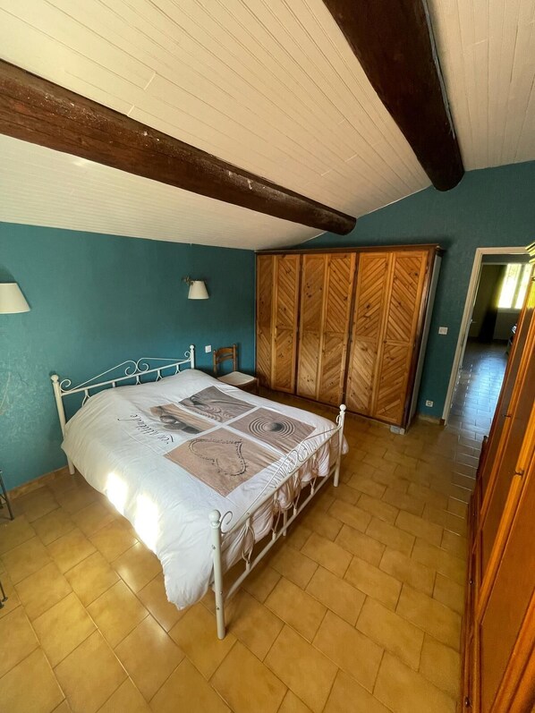 2 bedrooms, travel crib, free WiFi, bed sheets