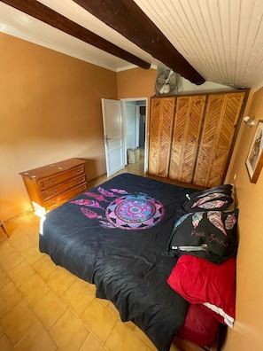 2 bedrooms, travel crib, free WiFi, bed sheets