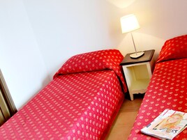 1 habitación y muebles diferentes