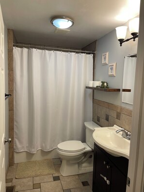 Sèche-cheveux, serviettes fournies, savon, papier toilette