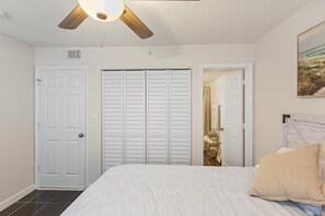 Free WiFi, bed sheets - Salt Ponds | Work & Relax in Key West | Poolside Condo • Balcony • Near Beach (Key west)